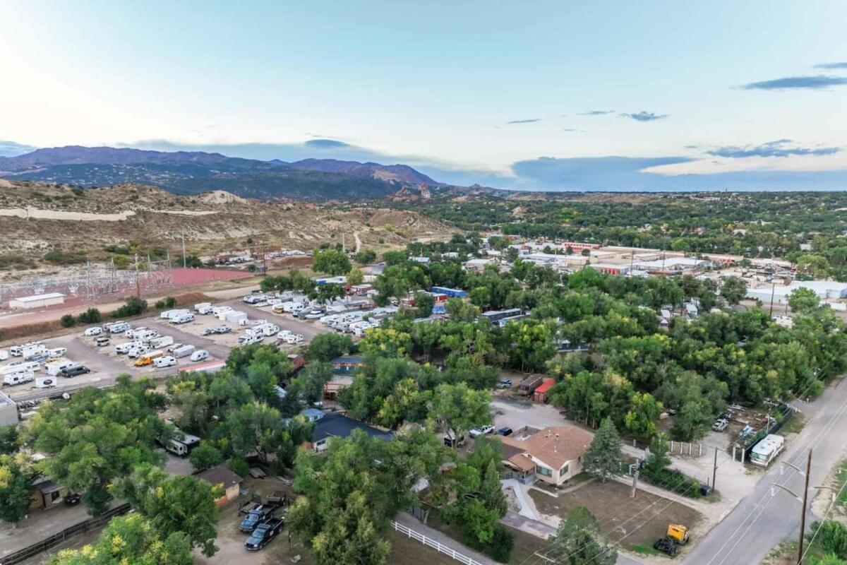 Red Rock Treehouse Unique In Old Colorado City コロラドスプリングス エクステリア 写真