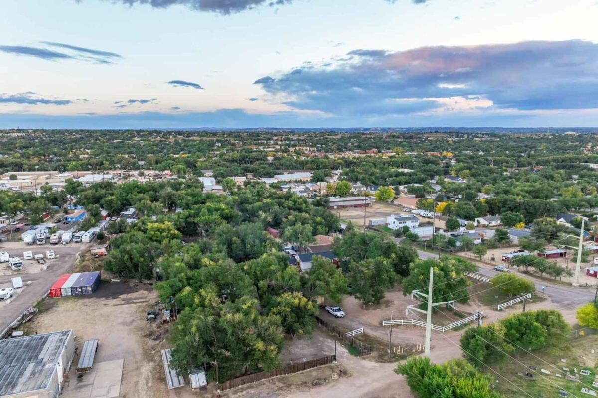Red Rock Treehouse Unique In Old Colorado City コロラドスプリングス エクステリア 写真