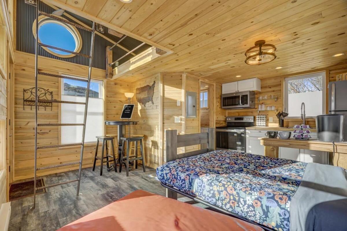 Red Rock Treehouse Unique In Old Colorado City コロラドスプリングス エクステリア 写真