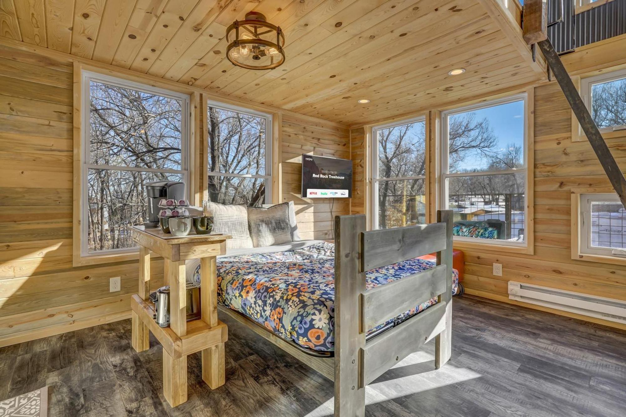 Red Rock Treehouse Unique In Old Colorado City コロラドスプリングス エクステリア 写真