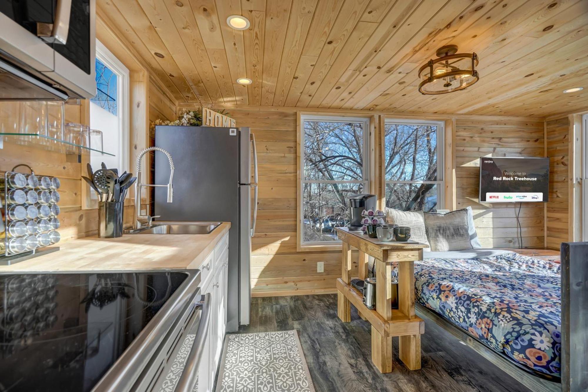Red Rock Treehouse Unique In Old Colorado City コロラドスプリングス エクステリア 写真
